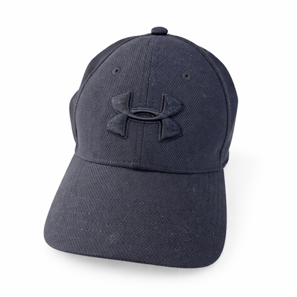 Under Armour classic fit blitzing stretch black hat size M/L